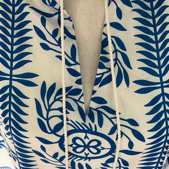 Beautiful Blue and White V-Neck 3/4 Sleeve Dress Size Medium - Picture 6 of 9